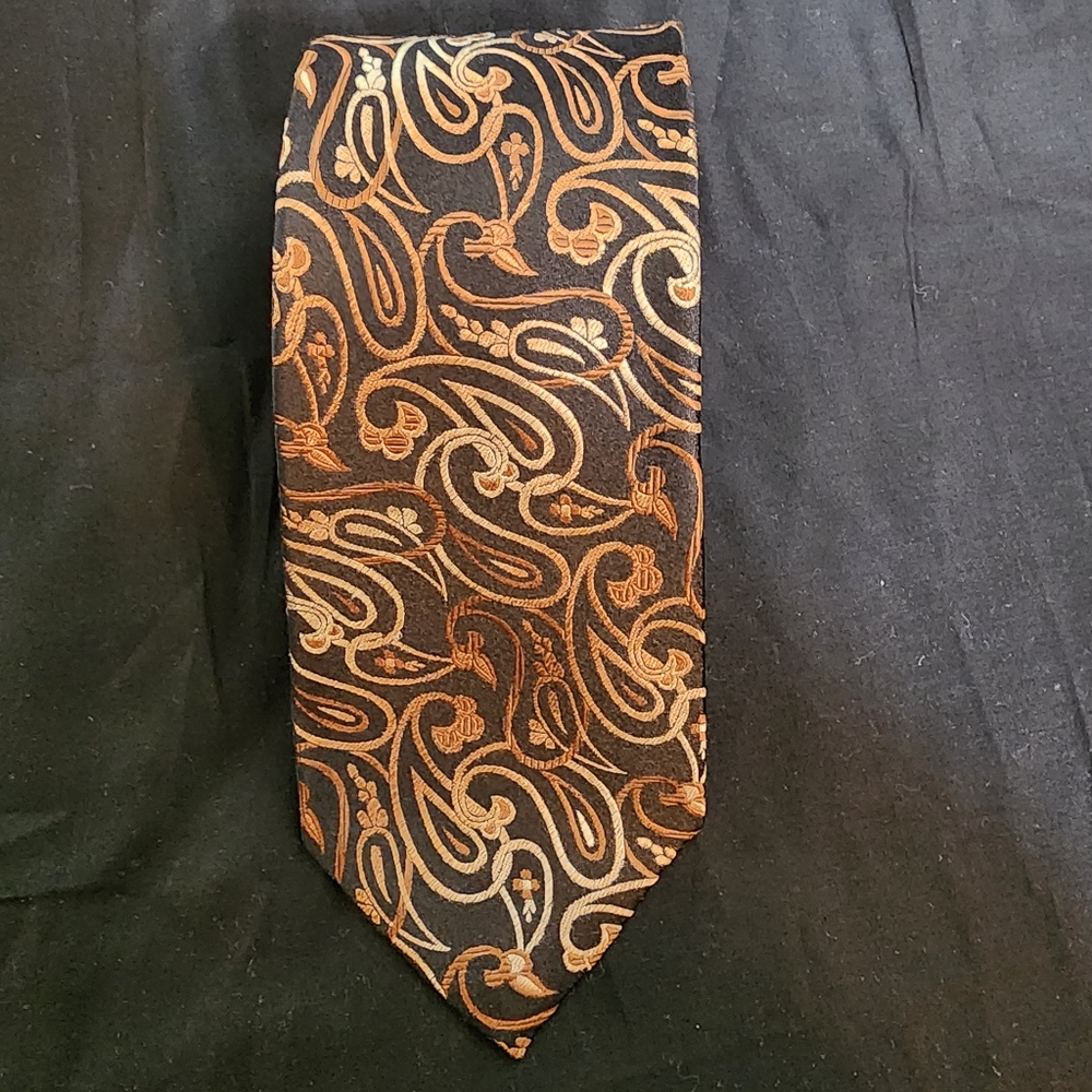 Vintage Van Heusen Tie, 100% silk.  Black with gold, 60x3.5 in.